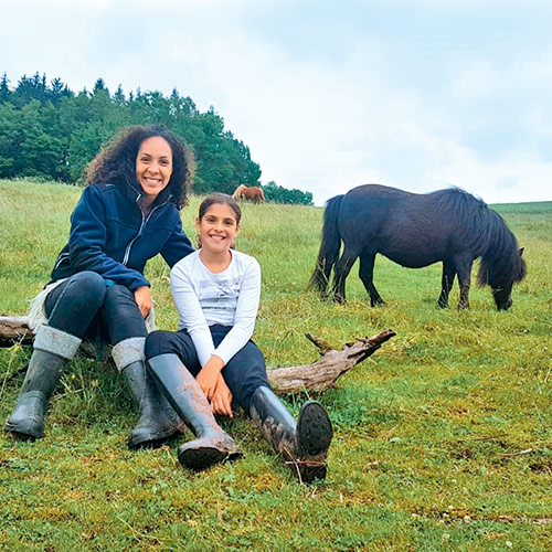 Foto von Mutter und Tochter mit Pony auf der Weide als Link zu Pferdegestütztes Coaching und Workshops