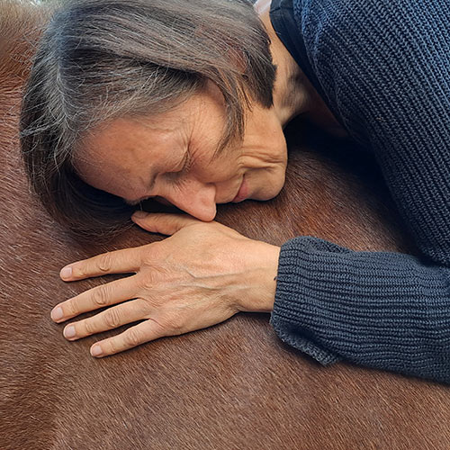 Frau in inniger Verbindung mit einem Pferd